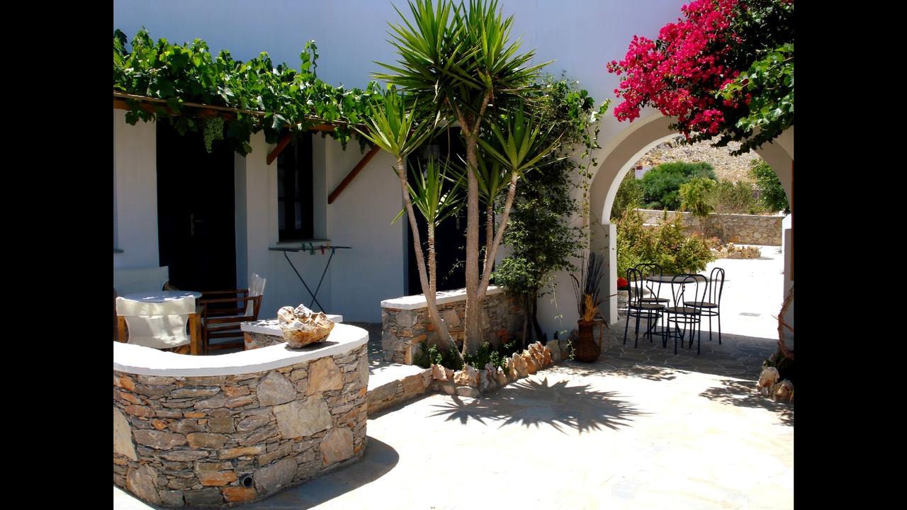 Coral * Karavostasis (Folegandros)
